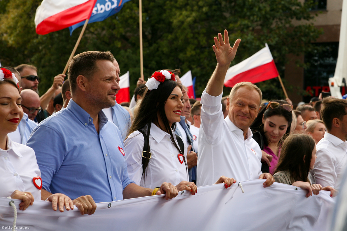 Donald Tusk, a Polgári Platform elnöke (jobbra) és Rafal Trzaskowski, Varsó polgármestere (balra) a lengyelországi Varsóban, a Millió szívek menetén 2023. október 1-jén