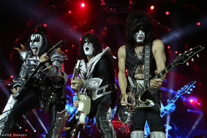Gene Simmons, Tommy Thayer és Paul Stanley a Kiss zenekarból fellép a 40 éves jubileumi, világ körüli turnéjuk ausztrál szakaszának nyitókoncertjén, a Perth Arénában 2015. október 3-án