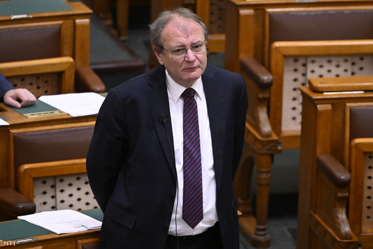 Hiller István az MSZP képviselője felszólal az Országgyűlés plenáris ülésén 2023. november 21-én