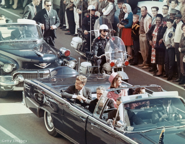 John F. Kennedy amerikai elnök feleségével a dallasi repülőtérről tartott a városba, amikor rálőttek