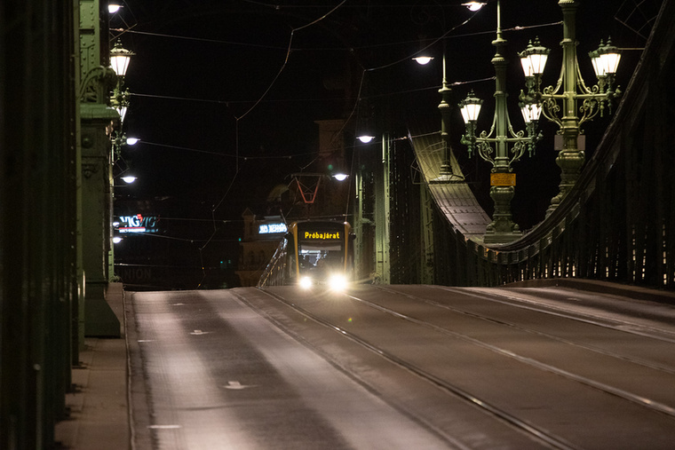 Ha kiderül, hogy a CAF túl nehéz a jelenlegi hídnak, sokszorosára nőhet a költség és a kivitelezési idő, hiszen nem egyedi gyártású villamosokat venne Budapest, hanem megerősítené a Szabadság hidat.