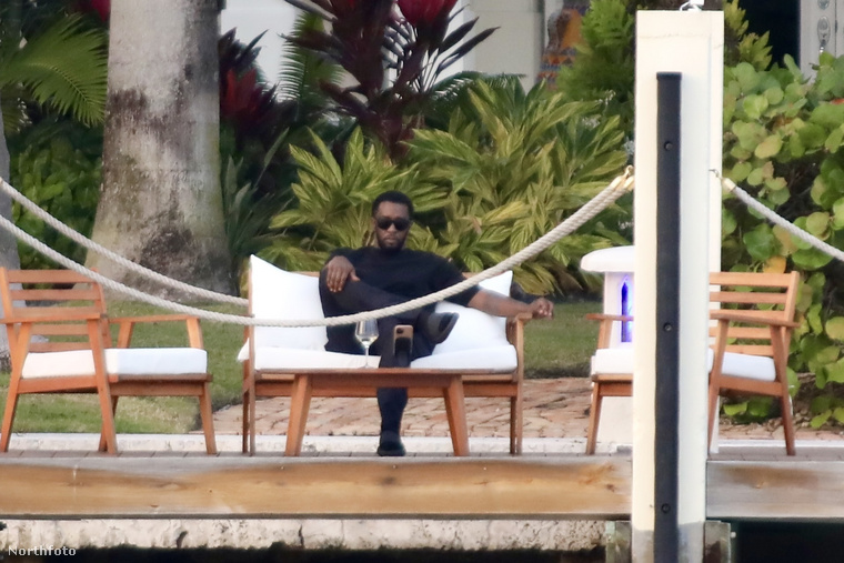 Diddy, azaz Sean Combs egy Miamiban található bár teraszán iszogatott, miközben valakivel telefonált