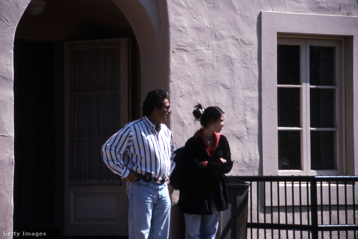 Robert Kardashian és lánya, Kim Kardashian a Los Angeles-i Marymount High School magángimnázium előtt, 1996-ban