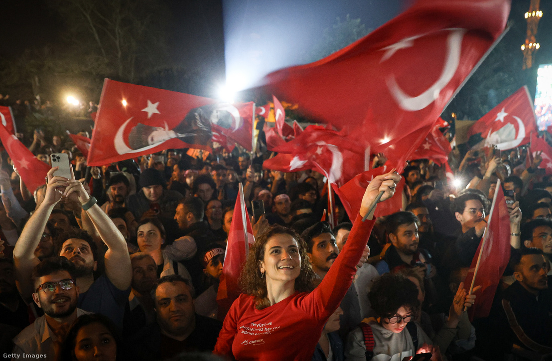 Ekrem Imamoglu támogatói Isztambulban, 2024. április 1-jén