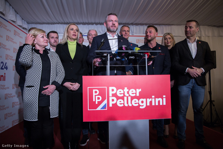 Peter Pellegrini elnökjelölt sajtótájékoztatót tart a pozsonyi választás éjszakáján 2024. március 24-én