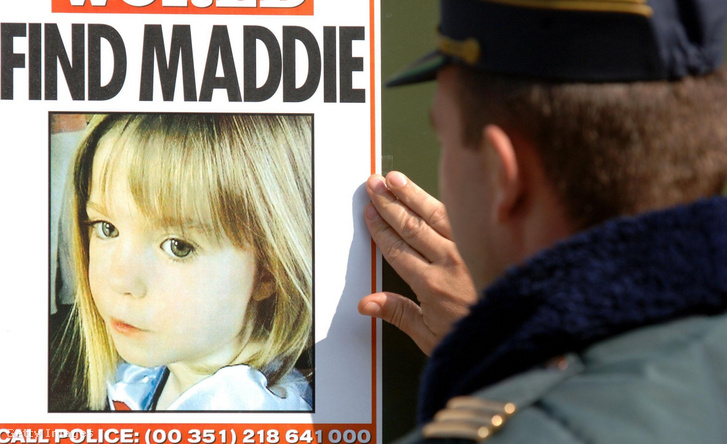 Egy portugál rendőr nézi a Madeleine McCann-plakátot 2007. május 5-én