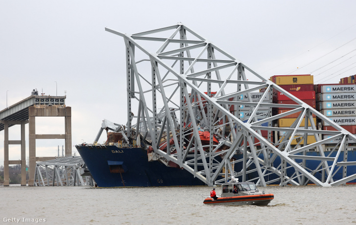 A parti őrség tagjai járőröznek a Dali teherhajó és a Francis Scott Key híd roncsai mellett Baltimore-ban 2024. április 4-én
