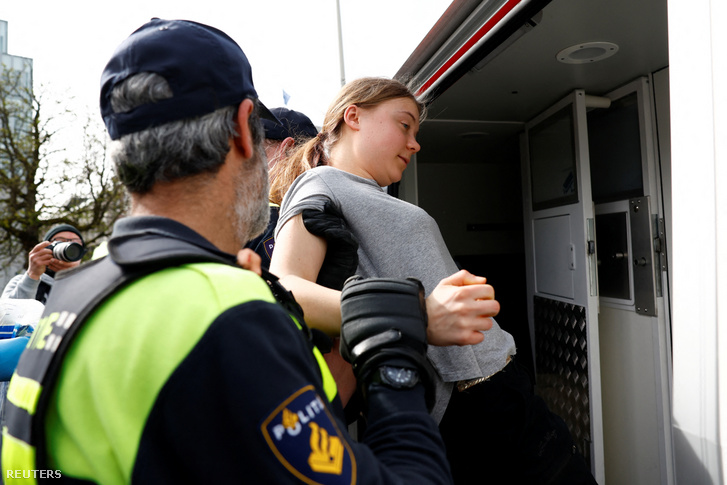 A rendőrség őrizetbe veszi Greta Thunberg svéd klímaaktivistát, amikor megpróbálják eltorlaszolni az A12-es autópályát, hogy a holland kormány leállítsa a fosszilis tüzelőanyagok támogatását, Hágában, Hollandiában 2024. április 6-án