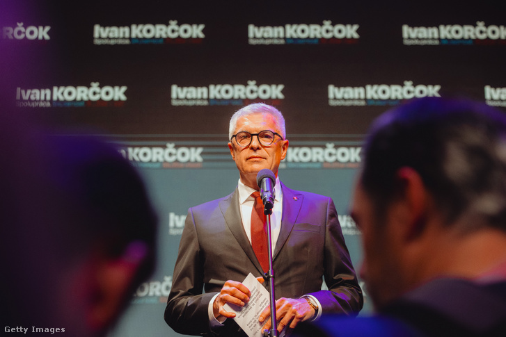 Ivan Korcok Szlovákia volt külügyminisztere és 2024-es elnökjelöltje sajtótájékoztatójára készül, miután második lett a választás éjszakáján, 2024. április 7-én