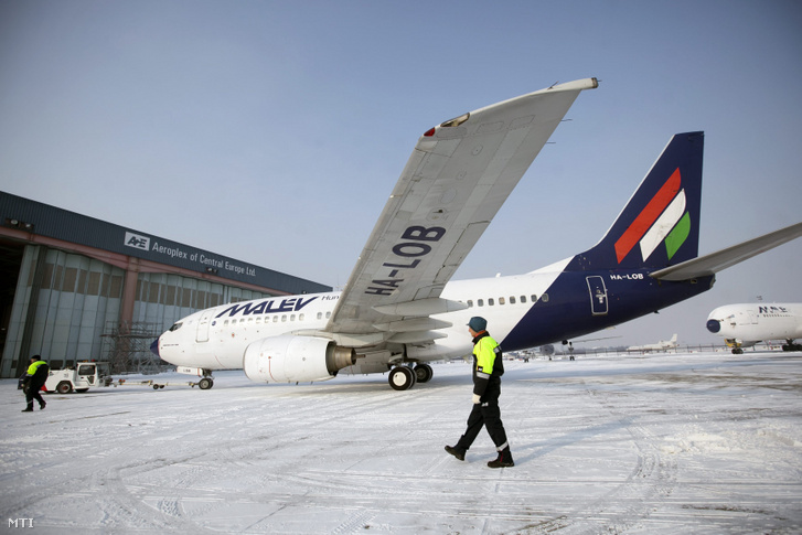 A Malév Boeing 737-700 típusú repülőgépét vontatják be a légitársaság egyik működő leányvállalata, a műszaki karbantartási szolgáltatásokat nyújtó Aeroplex hangárjába a Budapest Liszt Ferenc Nemzetközi Repülőtéren. A légitársaság 66 évnyi csaknem folyamatos működés után 2012. február 3-án leállt