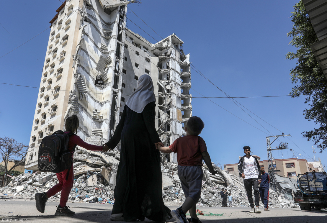 Palesztinok próbálják folytatni mindennapi életüket a 183 napja intenzív izraeli bombázások alatt álló Gázai övezetben lévő épületek romjai és hamuja között a gázai Rafahban, 2024. április 6-án