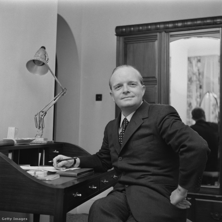 Truman Capote hamvaiHa már urnáknál tarottunk, meg kell emlékeznünk az Álom luxuskivitelben írójának hamvairól, amik az író 1984-es halála után egy barátjához kerültek, aki saját haláláig, 2015-ig őrizte azokat