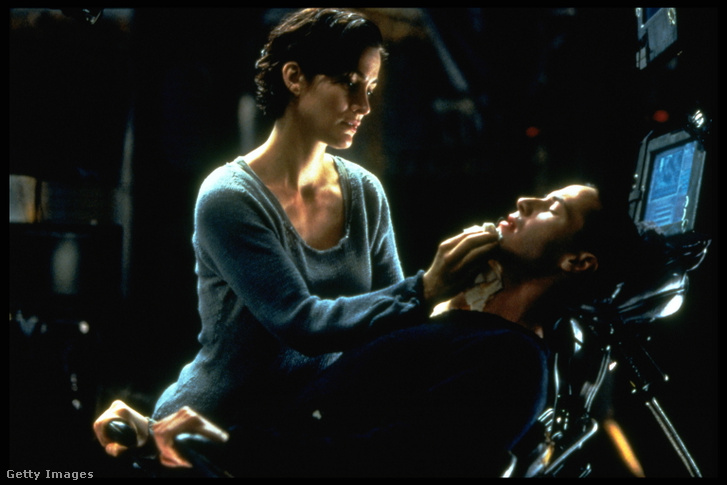 Carrie-Anne Moss és Keanu Reeves a Mátrixban 1999-ben