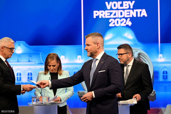 Ivan Korcok (b) és Peter Pellegrini (k) szlovák elnökjelöltek részt vesznek egy televíziós vitán a szlovákiai elnökválasztás második fordulója előtt a pozsonyi TV RTVS-ben 2024. április 3-án