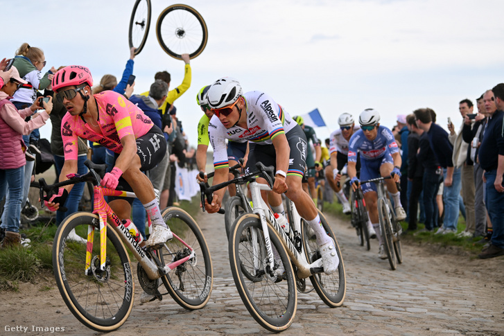Stefan Bissegger (b) és Mathieu van der Poel (k) a Párizs-Roubaix kerékpárversenyen 2024. április 7-én