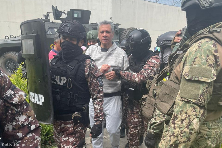 A rendőrség őrizetbe veszi Jorge Glas volt ecuadori alelnököt Quitoban 2024. április 6-án