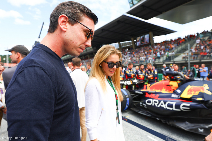 A Red Bull-örökös Mark Mateschitz Max Verstappen autóját nézegeti párjával, a kristálybirodalom-örökösnő Victoria Swarovskival.