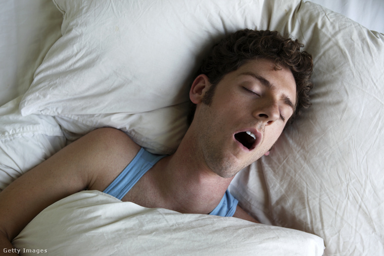 Alvási apnoéval küzdő férfi. (Fotó: Tim Kitchen / Getty Images Hungary)