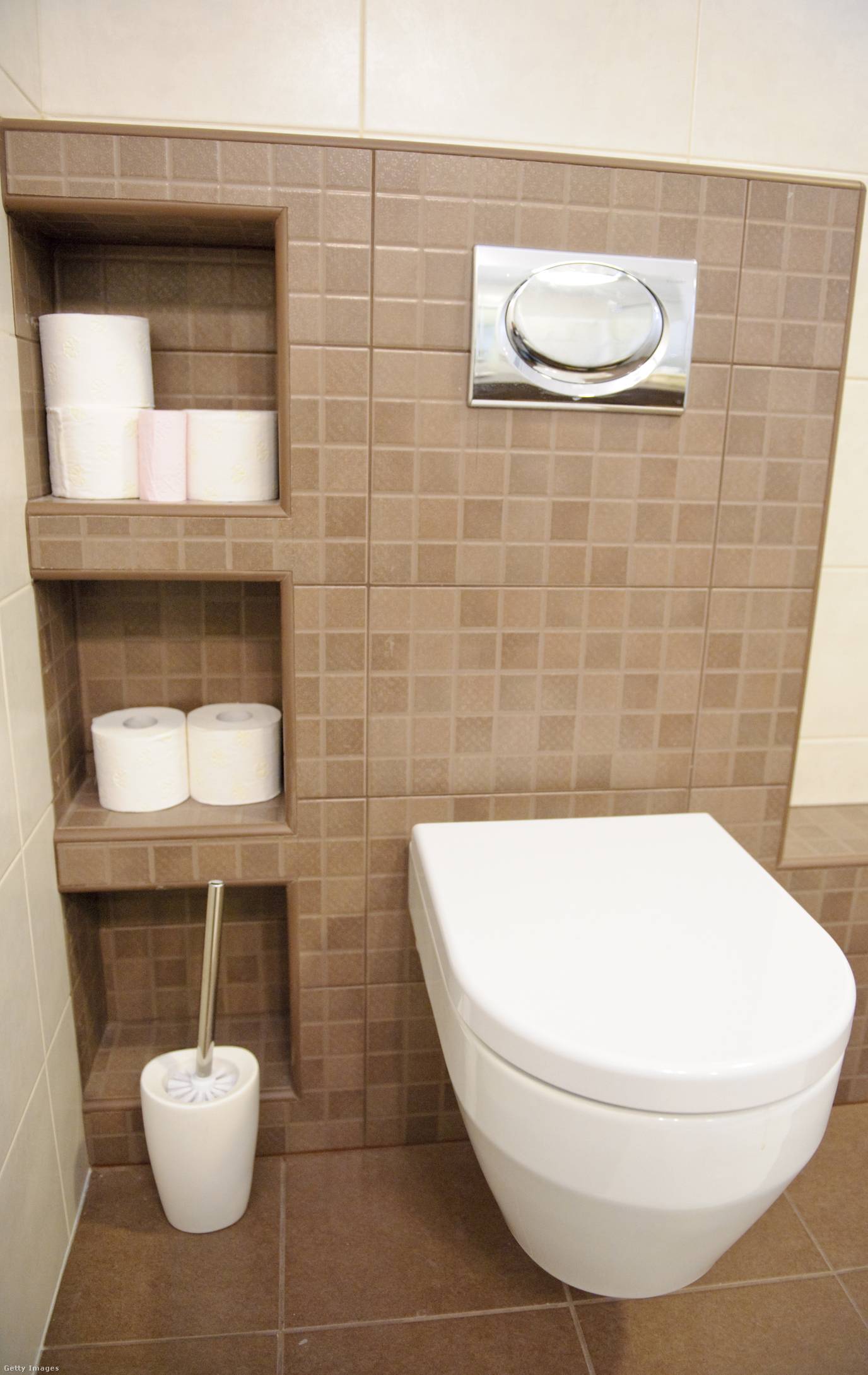 Az egyik legjobb megoldás, ha kis területű a WC, a beépített polc használata, ahol a WC-papír mellett más hasznos dolog is elfér.