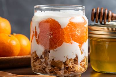 Mandarinos pohárdesszert granolával: krémes joghurt az alapja