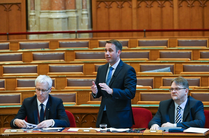 Dömötör Csaba a Miniszterelnöki Kabinetiroda parlamenti államtitkára (k) napirend előtti felszólalásra válaszol az Országgyűlés plenáris ülésén 2024. április 8-án