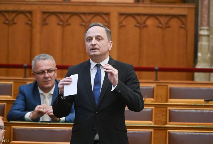 Brenner Koloman a Jobbik képviselője napirend előtti kérdést tesz fel az Országgyűlés plenáris ülésén 2024. április 8-án