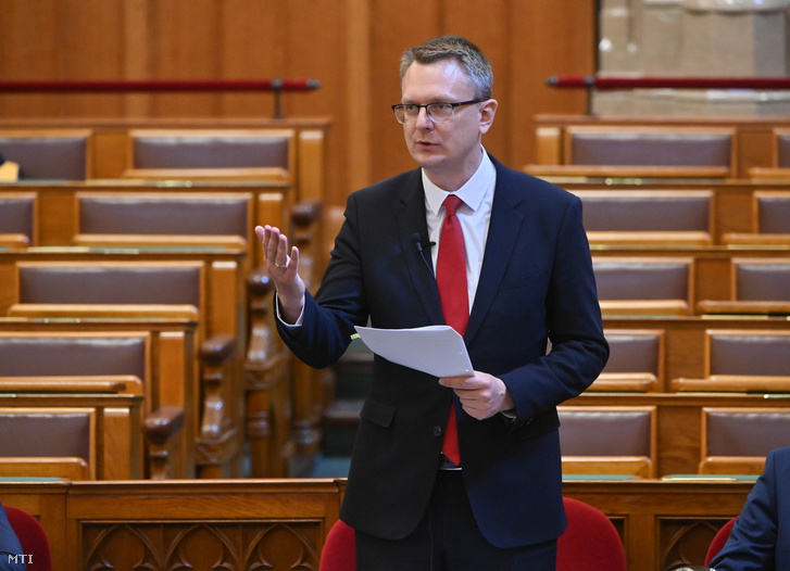 Rétvári Bence a Belügyminisztérium parlamenti államtitkára napirend előtti kérdésre válaszol az Országgyűlés plenáris ülésén 2024. április 8-án