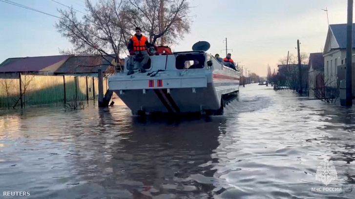 A mentők evakuálandó lakosokat keresnek, miközben egy elárasztott lakónegyedben vezetnek Orszk városában, Oroszországban, 2024. április 6-án