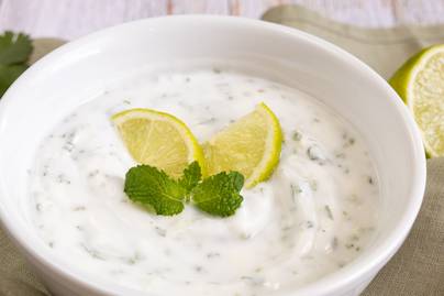 Krémes joghurtos szósz mentával: zöldség és húsok mellé is szuper