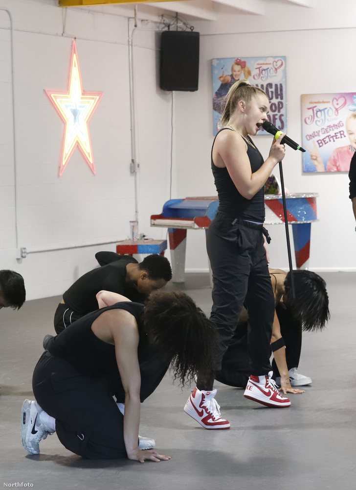 Jojo Siwa-t táncosai társaságában, új számának, a Bad Girlnek a gyakorlás közben szúrta ki egy fotós