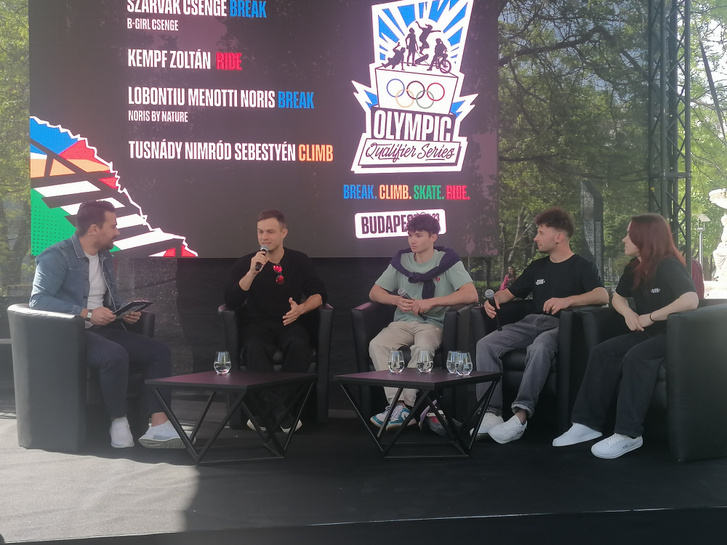 A kvalifikációs versenyeken a magyar színeket képviselő kvartett: Kempf Zoltán (balról a második) és (tőle jobbra) Tusnády Nimród, Szarvák Csenge és Noris Menotti Lobontiu