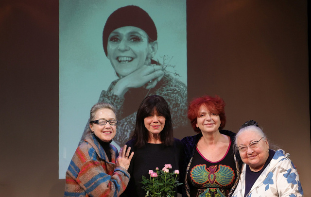 Kiss Mari a Psota-díj átadásán Für Anikóval, Hernádi Judittal és Molnár Piroskával