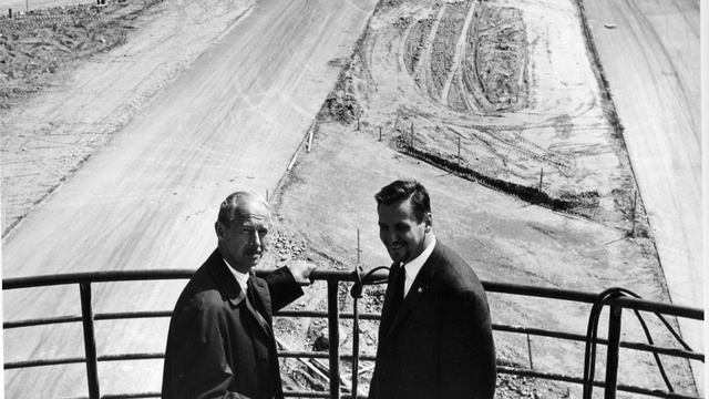 Curt Lincoln (balra) az irányítótoronyból felügyeli az építkezést