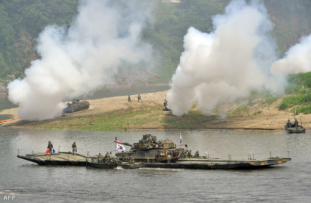 A tavalyi gyakorlaton készült képen egy amerikai M1A2 típusú tankot szállítanak partra Joncseon város közelében