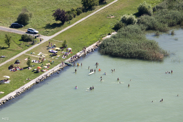 Légi felvétel a Balatonban fürdőzőkről Fonyódnál 2013. július 21-én.