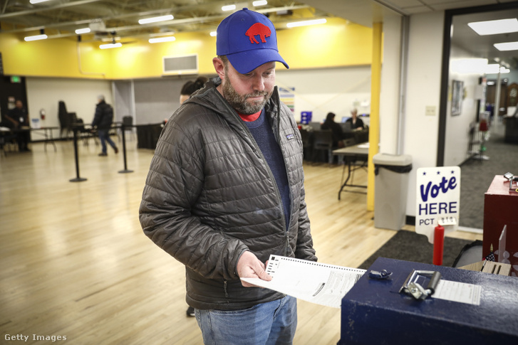 Jeffrey Wiant leadja szavazatát a Highland Recreation Centerben, Denverben, Coloradóban, 2024. március 5-én
