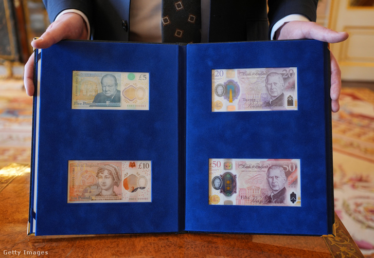 Néhány III. Károly király portréját tartalmazó új bankjegy képe, amely június 5-én kerül forgalomba, és amelyet Andrew Bailey, a Bank of England kormányzója mutatott be a királynak a Buckingham-palotában 2024. április 9-én