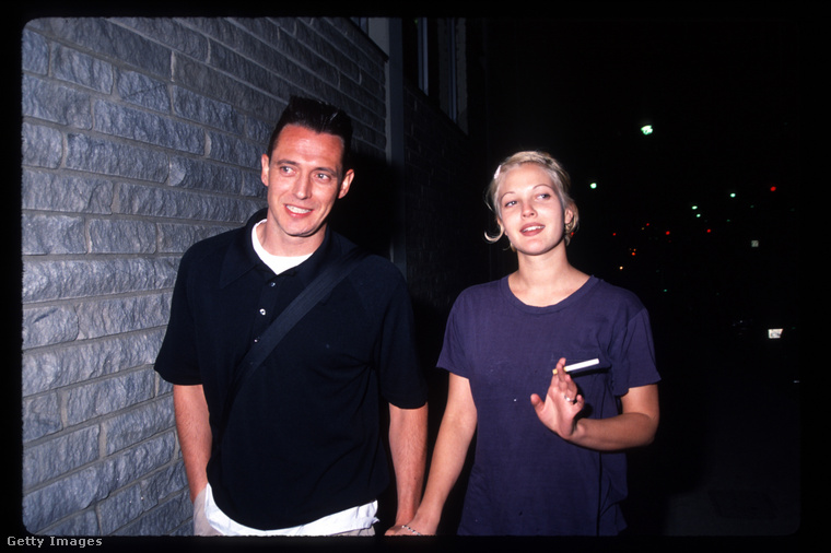 Drew Barrymore és Jeremy Thomas&nbsp;Drew Barrymore 1994 márciusában, mindössze hat héttel azután, hogy először találkozott Jeremy Thomasszal, egy Los Angeles-i bár tulajdonosával, hozzáment