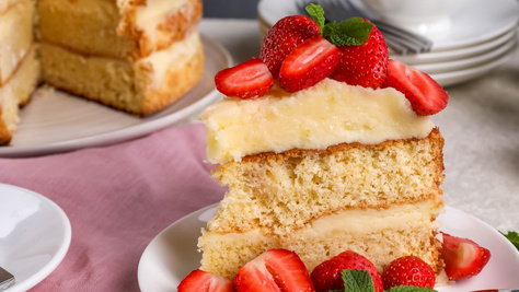 Vaníliás, epres piskóta tortaformában sütve