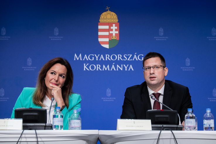 Háborús veszély: idén nem lesz nyugdíjprémium, beruházásokat is jegel a kormány