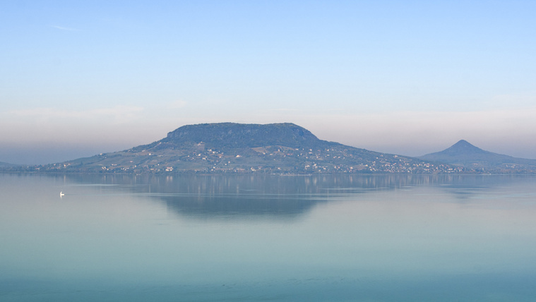 „Az ég a vízzel összeér” – Kortárs versek a Balatonról költészet napjára
