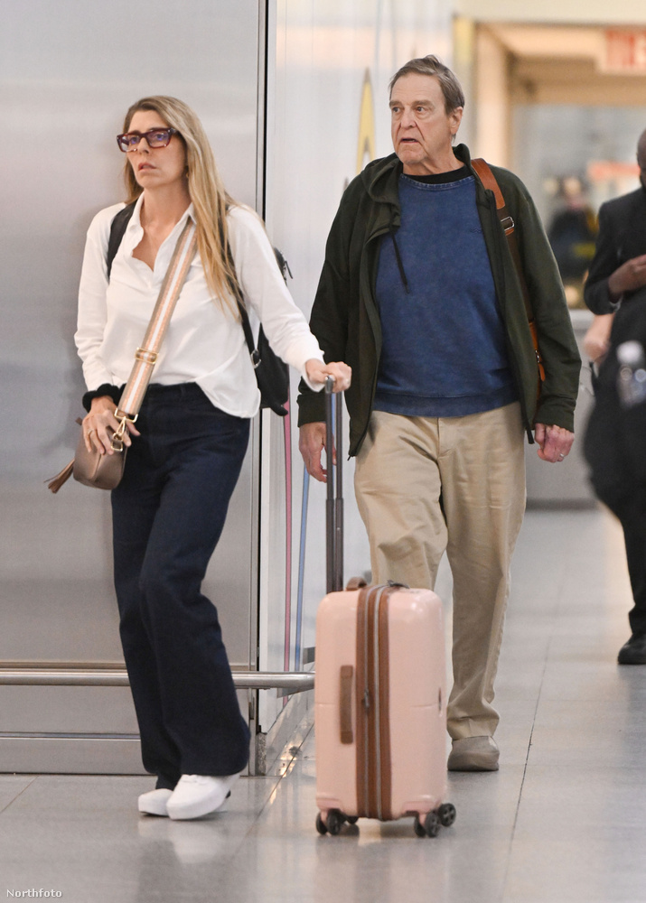 John Goodmant és közel 20 évvel fiatalabb feleségét a New York-i JFK repülőtéren kapták lencsevégre a paparazzik