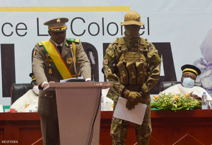 Assimi Goita ezredes, a két katonai puccs vezetője és az új ideiglenes elnök felszólal beiktatási ceremóniáján Bamakóban, Maliban, 2021. június 7-én