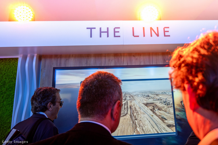 Üzletemberek nézik a szaúd-arábiai The Line projekt képernyőn megjelenő bemutatóját a cannes-i MIPIM-en, 2024. március 13-án