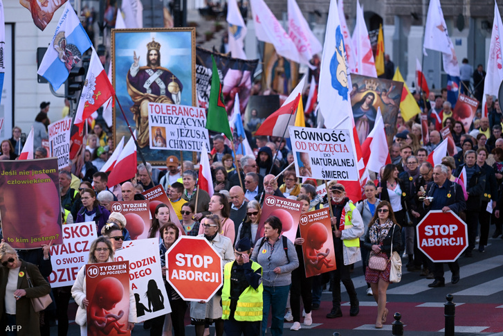 Abortuszellenes aktivisták plakátokkal és zászlókkal vonulnak Varsóban, Lengyelországban, 2024. április 11-én