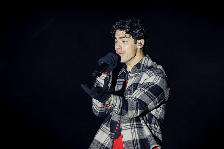 Joe Jonas a Jonas Brothers énekese szintén elárulta, hogy Xeomin injekciós kezeléseket használ, hogy simább legyen az arcbőre, ezzel eltüntetve a finom ráncokat és a heget az arcán.