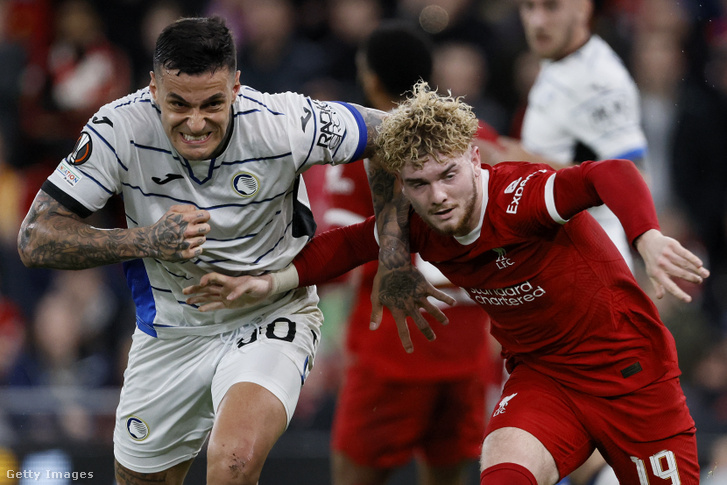 Egy elszánt Gianluca Scamacca (Atalanta) küzd a nem túl elszánt Harvey Elliott-tal (Liverpool)