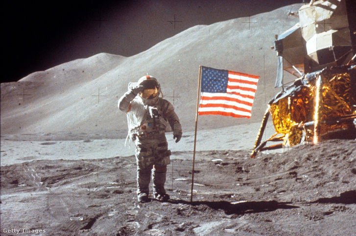 David Scott űrhajós tiszteleg az amerikai zászló mellett 1971. július 30-án a Holdon az Apollo–15-küldetés során