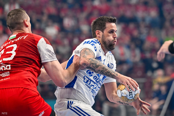 Dean Bombac igyekszik átjátszani magát Ligetvári Patrikon a Telekom Veszprém – Pick Szeged Bajnokok Ligája-nyolcaddöntő visszavágó mérkőzésen 2024. április 4-én