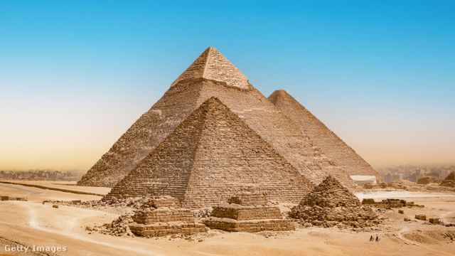 Az összeesküvés-elméletek hívei szerint hasonlítanak az egyiptomi piramisokra.